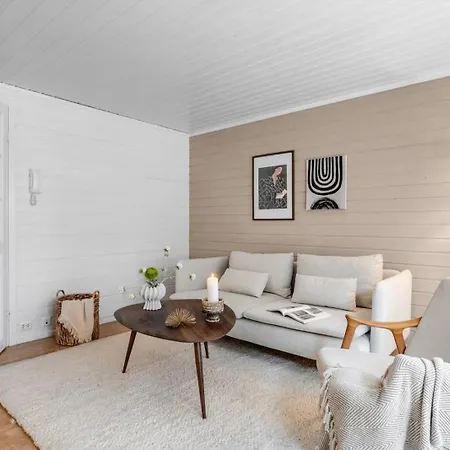 Charming 2-bed In Downtown Lejlighed *